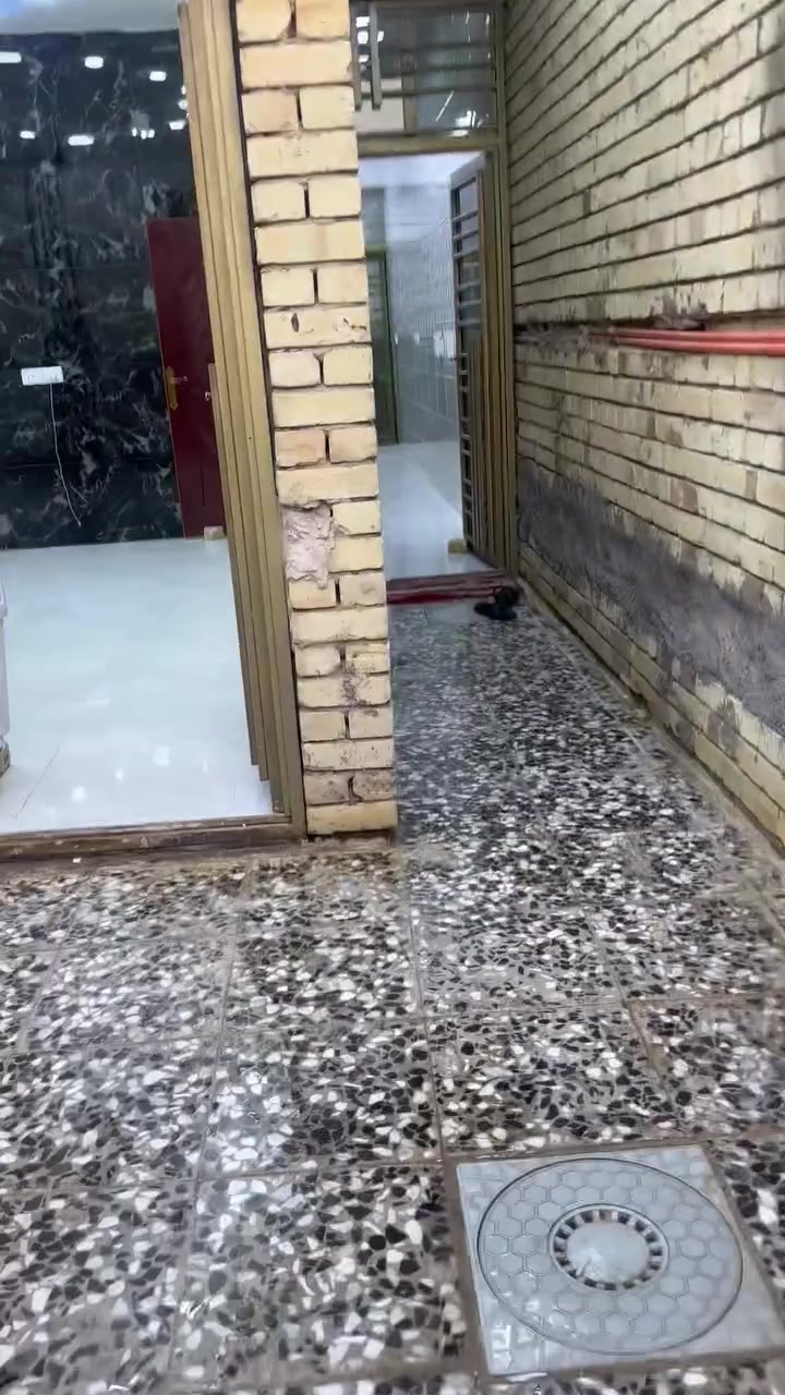 سلام عليكم بيت للبيع في خدمات مسقط مقابيل مدرسة المهندس(الجديدة) 
مساحة:100 م
طابقين بناء حديث 2026
يحتوي على استقبال وثلاث غرف نوم وصحيات خارجية وداخلية وفي طابق الثاني ومطبخ
كما موضح في الصور والتصوير
الاستفسار:*********** اتصال او واتساب 
سعره :80 وبي مجال بسيط
