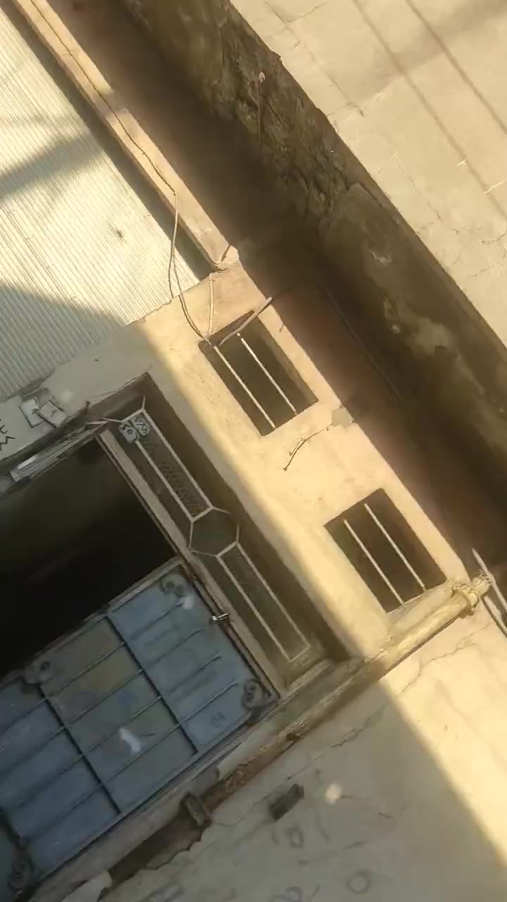 اخوان شقه 4غرف وخدمات وسطح واسع للايجار الدركزليه قريبه علشارع ايجاره200الاستفسار***********
