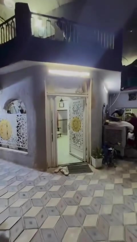 بيت مساحة 125 م للبيع حي الاساتذه
3 طوابق وطابق الثالث سويت كامل سندويش درجه أولى 

واجيه 6 وربع 

ونزال 20

***********
