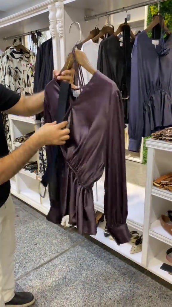 القميص الترند بسعر كللللش حلو مع حزام عريض يجمل الجسم بشكل راقي  جداً .. تعالي شوفي واطلبي هسه قيل لا يخلص 💙❤️‼️ . سعر التوصيل 5 الاف دينار  بغداد وكل المحافظات 🚖  العنوان : بغداد الدورة سوق الاثوريين شارع نادي المجتمع العائلي رقم الهاتف ***********___***********  . . . . . . #ملابس #ازياء #اكسبلور 

