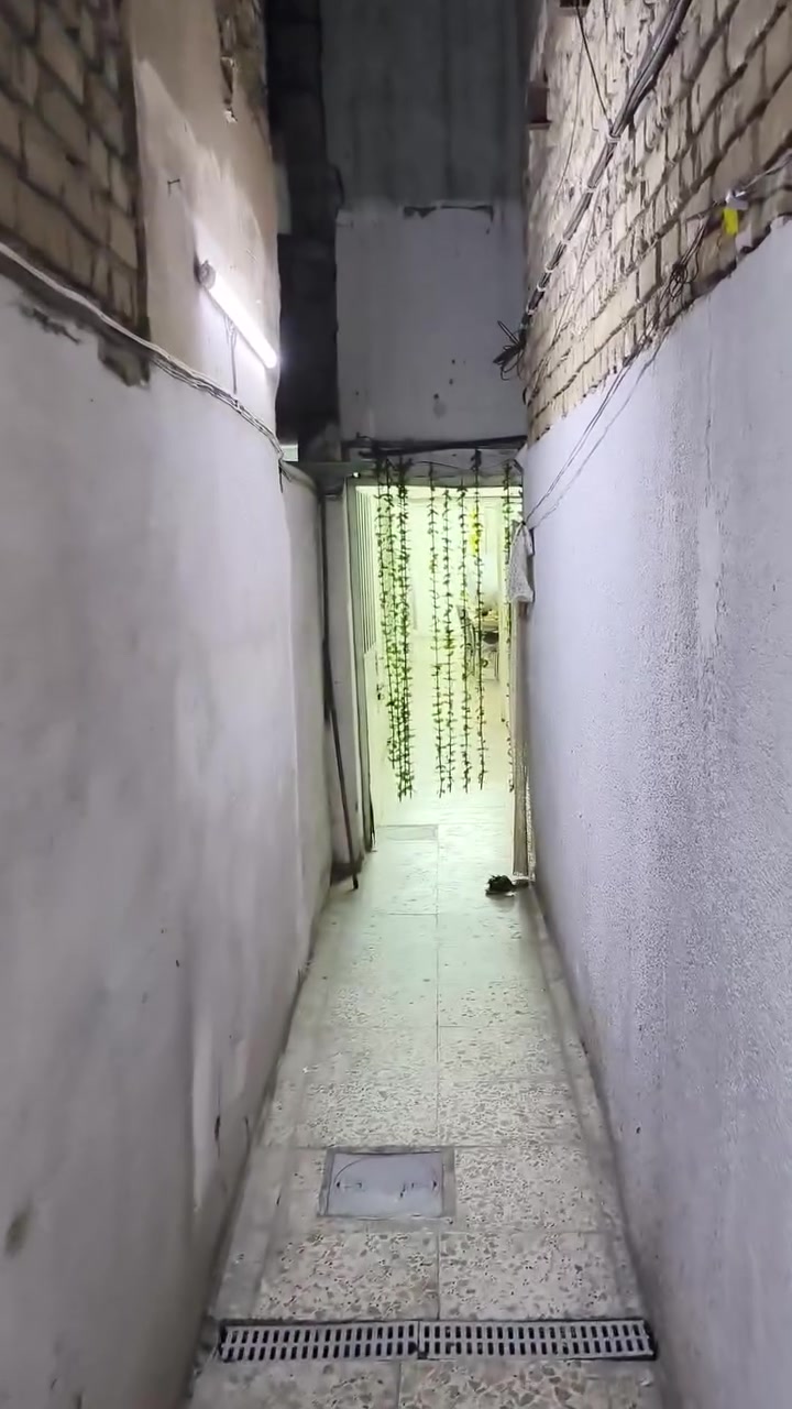 عروض حازم العمشاني للعقار للبيع بيت خلفيه مكان مدينة الصدر الورفلي
مساحه 90م واقع حال 98م 
يتكون من طابقين عكاده 
الطابق الأول يتكون من ستقبال ومطبخ وصاله وغرفه نوم وحمام وتواليت وترك
والطابق الثاني غرفتين نوم وصطح سعر 110وبي مجال رقم
*********** مراجعت مكتب حازم العمشاني للعقار
