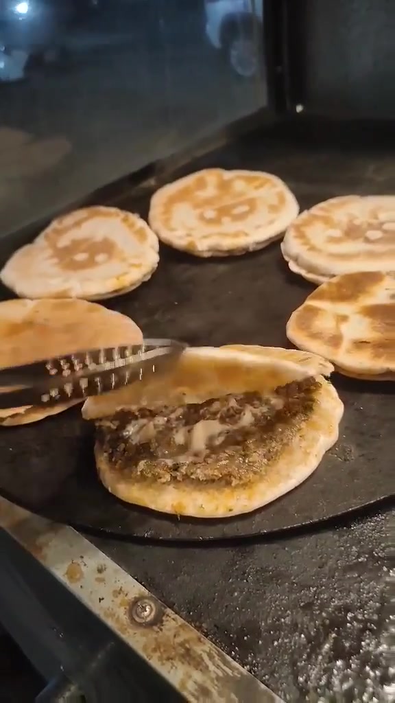 🔥🍔 حَيّاك… الطعم اللي يستاهل التجربة! 🍔🔥

إذا تحب البركر الحقيقي والطعم اللي يبقى ببالك، لا تدوّر هواي 😍
مطعم حياك جاي يقدملك نكهة غير، بطعم طازج وتحضير مرتب وباهتمام بكل تفصيلة ❤️‍🔥

🥩 بركر لحم
طعم غني ونكهة لحم تخليك تاخذ أول لقمة وتكملها للآخر بدون ما تحس 😋🔥

🍗 بركر دجاج
دجاج بطعم لذيذ وتتبيلة مميزة، ويا إضافات تخلي كل لقمة أحلى من الثانية 🤤

🍗🔥 زنكر دجاج
قرمشة من برّه، طراوة من جوّه، وطعم يخليك ترجع تطلبه مرة ومرتين وثلاث 😍

بـ حياك ما نريد بس نشبعك… نريد نخليك تستمتع بكل لقمة ❤️
من أول لقمة لآخر لقمة، هدفنا يكون الأكل حار، طازج، مرتب ولذيذ.

✨ إذا جوعان… حياك
✨ إذا محتار شتاكل… حياك
✨ وإذا تريد بركر وذنكر بطعم يستاهل… حياك وبس! 🔥

📍 مطعم حياك
🍔 بركر لحم | 🍗 بركر دجاج | 🔥 زنكر دجاج

حَيّاك… لأن الطعم الحلو إله عنوان ❤️‍🔥

العنوان مقابل المدخل الجديد مجاور مكتبة بسماية
للحجز و الاستفسار *********** رقم التوصيل
حيّاك /Hayyak
