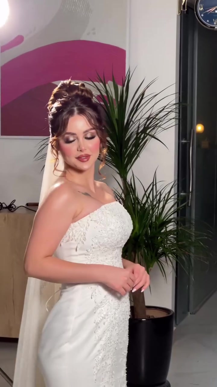 ⁨	بكج العروسه ب250 الف🦢
يشمل مكياج تسريحه رموش بودره جسم ❣️
مع جلسه تصوير تفاصيل العروس 
*المكياج يكون حسب الطلب 🤍

‏📍حله شارع الجمعيه مقابل فروج ابو العبد داخل مجمع الاغا الطابق الثاني 
التواصل 📞
***********⁩

نص مكتوب في الصور:
- لایـن
- Line Studio