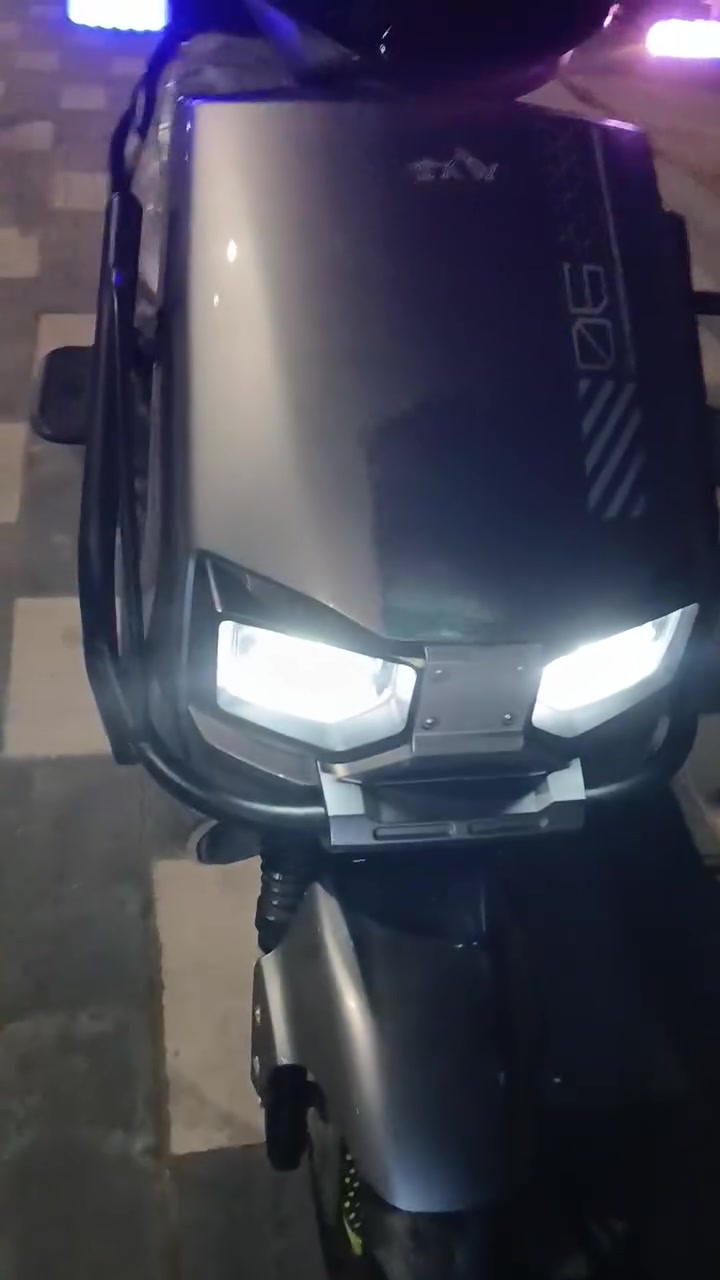 السلام عليكم دراجة شحن للبيع مابيها اي نقص وا اي عطل 
🔋 6 بطاريات كرافين كبار
⚡ الملف 1500 واط
🏁 سرعة 75 كم/س حقيقية
📍 مدى 75 كم حقيقي
⚙️ نظام 3 سرعات
🔌 منفذ USB لشحن الموبايل
🛑 فرامل ديسك أمامي وخلفي
🔐 تشغيل بصمة + ريموت 
🚨 إنذار ضد السرقة
📟 شاشة رقمية كبيرة وواضحة
💡 إضاءة أمامية قوية + إشارات جانبية + هورن

💰 السعر: 850 وبيها مجال
📍 العنوان: بلديات شارع المصرف 
📞 ***********
