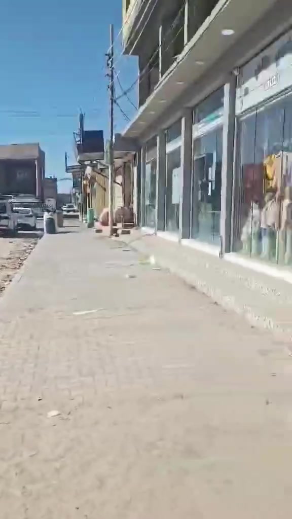 البيت يتكون من طارمه مطبخ صحيات خارجه وداخليه  وصاله وغرفه واستقبال ومكشوفه الطابق الثاني غرف وصاله ومطبخ وصحيات لمساحه 100مربعه طابقين للبيع سعر150 الرقم ***********
