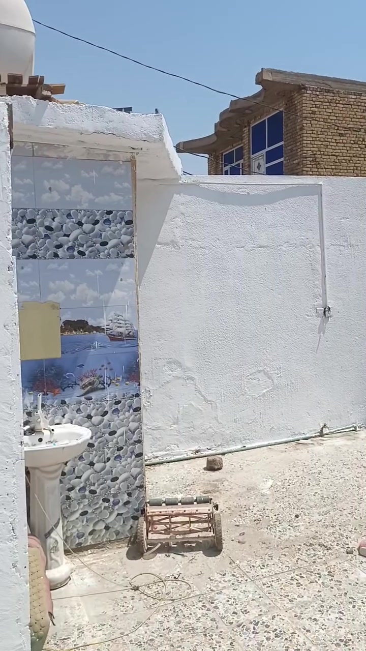 السلام عليكم بيت للبيع في حي الحكيم قرب معمل الاوكسجين قرب صيدلية الشفيع البيت مساحته 150متر البناء بلوك البيت مرقم بلديه 
البيت يحتوي على غرفه وصاله ومطبخ وستقبال وصحيات داخليه وخارجيه سطح البيت شتايكر جاهز للسكن السعر 37 للاستفسار *********** أو واتساب
