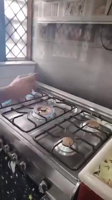 السلام عليكم زبائن الكرام مصلح طباخات نود لكم الراحة صيانة طباخات موقعية طباخكم مسوي ازعاج ريحة غاز او نارتة ضعيفه يصخم جامه الطباخ+ عيون الطباخ + رجلين الطباخ+ الفرن  ورشة الروان لخدمتكم  في كل مكان نجيكم البيت🌑 تفضلو خاص او واتساب ***********متوفرين 24 ساعة📞
