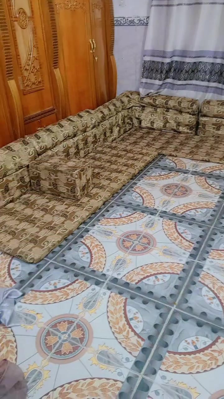 جلسه للبيع سعره ١٠٠تواصل على رقم ***********
