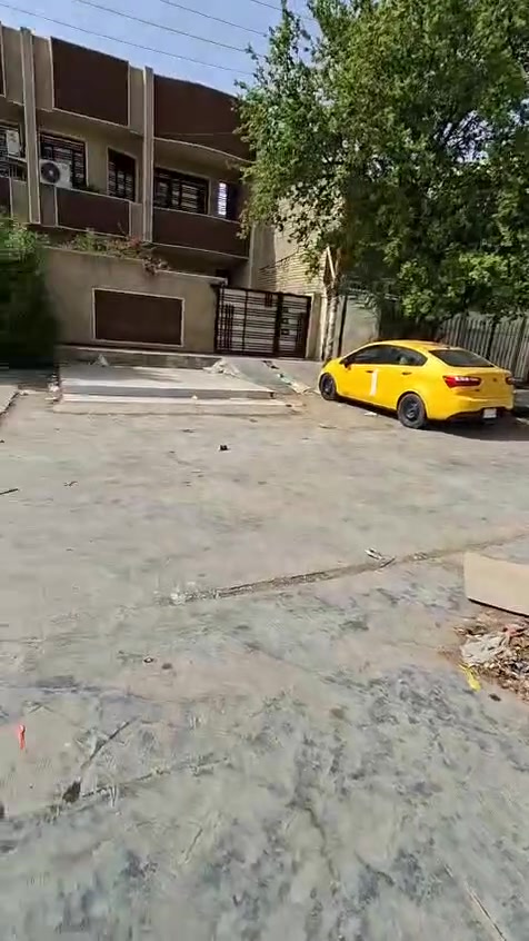 دار للبيع بناء حديث طابو صرف 200متر واجهه 7ونص ونزال 25 يحتوي على 2طابق 4غرف نوم  في الشعب حي التجار على شارع تجاري مقابل مدرسة غمدان ***********
