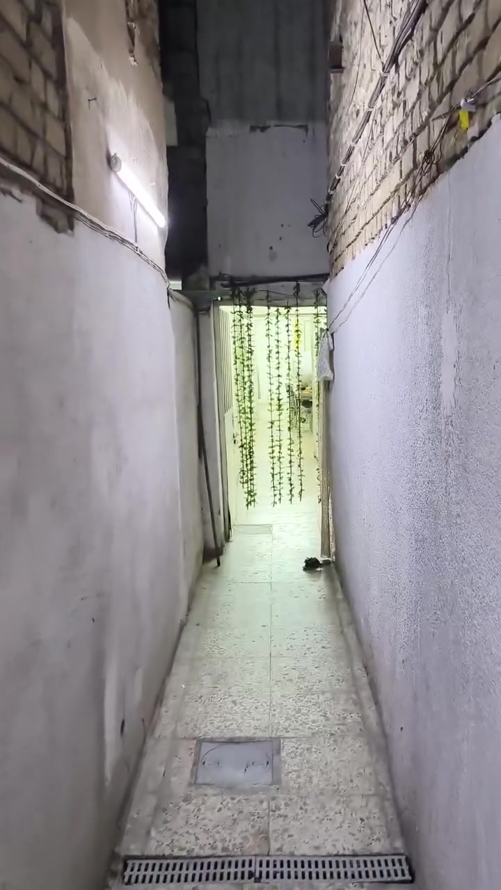 عروض حازم العمشاني للعقار للبيع بيت خلفيه مكان مدينة الصدر الورفلي
مساحه 90م واقع حال 98م 

يتكون من طابقين عكاده 

الطابق الأول يتكون من ستقبال ومطبخ وصاله وغرفه نوم وحمام وتواليت وترك

والطابق الثاني غرفتين نوم وصطح سعر 110وبي مجال رقم

*********** مراجعت مكتب حازم العمشاني للعقار
