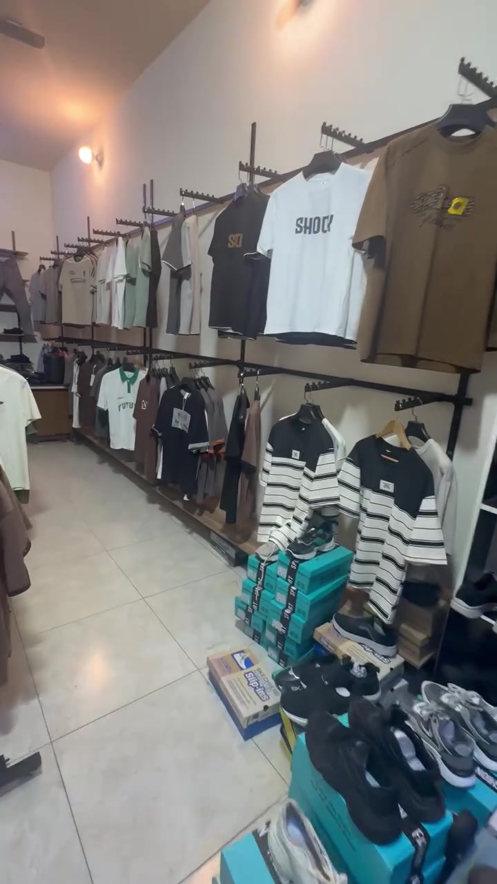 السلام عليكم 
محل ملابس رجالي للبيع 
المحل كامل مكمل 
ديكور ورفوف 
سبالت اثنين 
اربع ستاندات 
موجود بي ٢٥٠ قطعه 
الايجار ٥٠٠ الف 
موقعه على الشارع العام بالبدايه مقابل خدمات وليد 
للتواصل ***********
