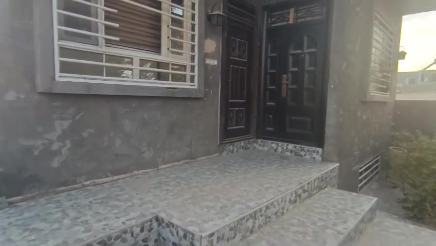 🏠 بيت للبيع – موقع تجاري مميز جدًا

📍 حي الموظفين – على الشارع العام
📐 المساحة: 200م²
📜 طابو صرف
🏢 طابقين – فول نضيف وتشطيب راقي

🔹 الطابق اول
• غرفة 4×4
• استقبال 6×5

🔹 الطابق ثاني
• غرفة 4×4
• استقبال 6×5

✅ البيت بالكامل يحتوي على غرفتين + استقبالات عدد 2
✨ استقبال الطابق الأول بسقف مغربي أنيق
✨ جميع الغرف بسقوف ثانوية
✨ السطح والجوانب مغلفة بـ الإيزوكام
🛡️ الإيزوكام ضمان 12 سنة

💰 السعر: 150 مليون – قابل للتفاوض

🔥 موقع تجاري وعلى الشارع العام، فرصة ممتازة للسكن والاستثمار.

📞 للاستفسار والتفاصيل تواصل معنا ***********
