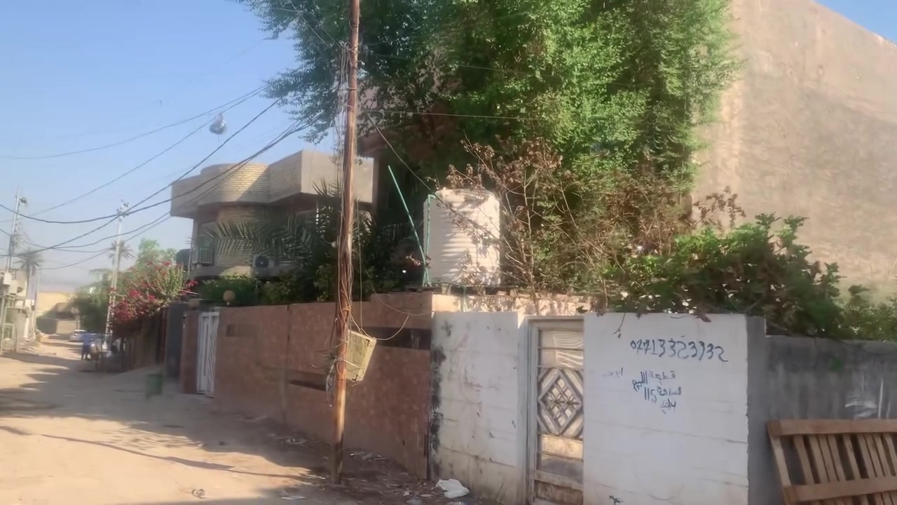 سلام عليكم بيت لبيت وبلاش وسعر مناسب جداً 
يحتوي البيت على 4 غرف نوم 2 جوه واثنين طابق الثاني ويحتوي على صاله فوق وتحت ومطبخ واحد وصحيات عدد 6 ويحتوي على استقبال كبير وصاله كبيره جداً ومنور جانب البيت ومنور ضهر البيت والبيت ركن وجه الثانيه حديقه مساحت البيت 320 متر ومساحت الحديقه 115 مجموع مساحت البيت 435 متر طابقيت يحتوي على سطح 2 صطح ناصي وسطح عالي السعر 180 وبي مجال لطيبين مثلكم واذا اكو بيت مراوس وقريب على ولايه كذالك يرهم 180 مليون رقم الهاتف او مراجعه مكتب دلهي *********** شارع محمد جواد
