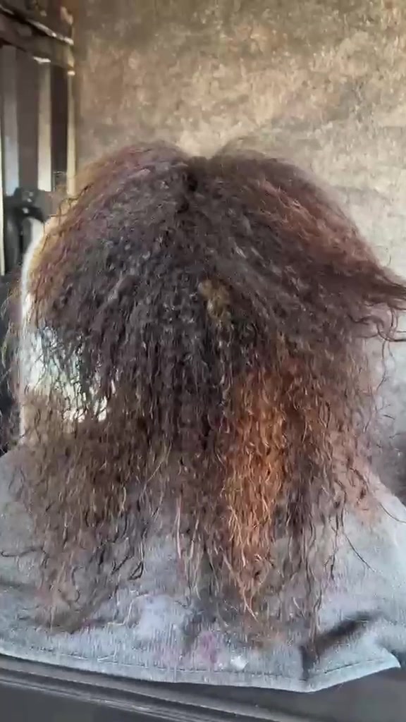السلام عليكم متوفر مسرح اجاليز متوفر بكميات  .كبيره متوفر جمله مفرد
مواصفاتههذا المنتج هو معالج بروتين لفرد وتمليس الشعر من شركة Agilise Cosméticos البرازيلية الشهيرة بمستحضرات العناية بالشعر الاحترافية.
​إليك تفاصيل اسم المنتج، فوائده، ومواصفاته:
​1. اسم المنتج ومواصفاته
​الاسم الكامل: Agilise Keep Control K1 Pérola Protein Hair Straightening.
​النوع: بروتين لفرد وتمليس الشعر (مخصص للاستخدام المهني في الصالونات).
​الحجم: 1 لتر (33.8 فلور أونصة).
​2. فوائده ومكوناته
​فرد الشعر وتنعيمه: يمنح الشعر مظهرًا أملسًا ونعومة طبيعية ويقضي على التموجات والخشونة (Provides Natural Smoothness).
​الكيراتين النباتي (Vegetal Keratin): يساعد في ترميم خصلات الشعر التالفة وتعزيز قوتها وحيويتها.
​زيت الأركان وD-بانثينول (Argan Oil & D-Panthenol): يعملان على ترطيب الشعر بعمق، حمايته من الجفاف، ومنحه لمعانًا برّاقًا وحيوية.
​مناسب لمختلف الأنواع: صُمم ليناسب جميع أنواع الشعر (For All Hair Types).