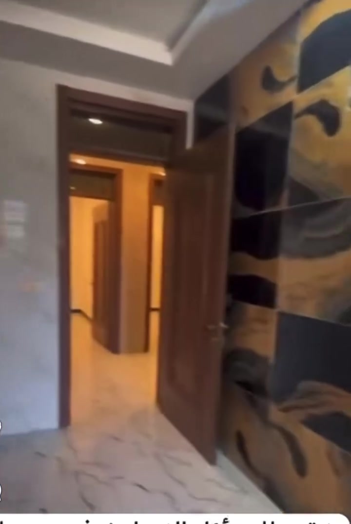 شقه طابق اول زيرو غرفتين وصاله مساحتها ١١٠ متر مدخلين ٥٥٠ قفل الاستفسار الاتصال على الرقم *********** الموقع الاعظميه شارع عشرين مقابل صيدليه أسماء عبدالجبار
