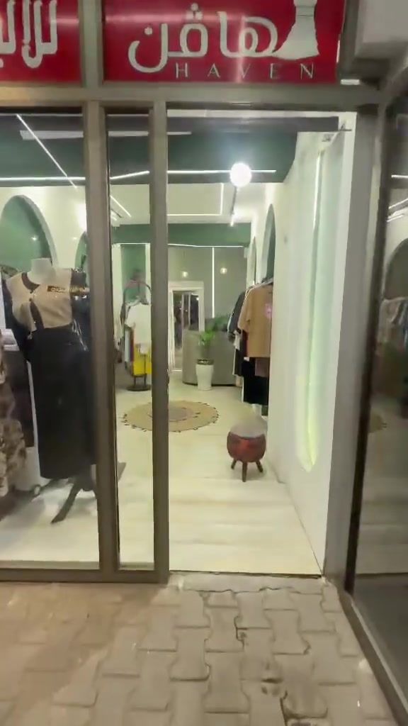 للبيع
محل في حي السلام مجهز ب ديكور جداً جميل ونازك
المحل يباع مع البضاعه او بدونها
المحل جاهز من كل النواحي
المكان النجف حي السلام مقابل مول عسولة 
للتواصل على الرقم 
***********
