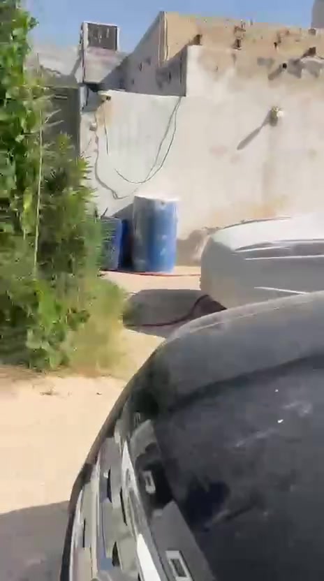 بيت للبيع زراعي 
مساحه 470 مكون من 5غرف نوم وحمامين وصاله 10 متر واستقبال 7.5 متر ومخزن عدد2 وحديقة 

وممكن يغلق باب داخل الصاله ويعزل بيت مكون من غرفتين وحمام ومطبخ   العنوان شارع الصب عمود232 مقابل استدارة العسكري الشارع تبليط يبعد 150 متر عن الشارع الرئيسي  
تلفون ***********
