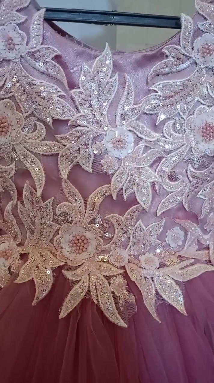 عله 20كلهن جديدات البدلهةبناتي تلبس 12سنه الجبه حجمه خاص تلبس الفستان يلبس وزن 90توصيل موجود
