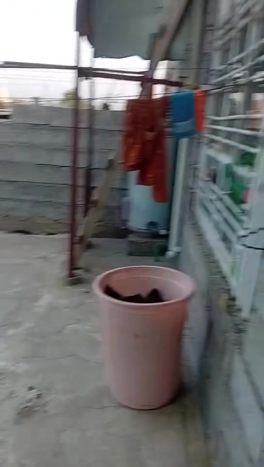 سلام عليكم بيت 🏠 طابقين للبيع منطقة الاصلاح جهت تمايمه  طابق الثاني معزول من ماء وكهرباء للستفسار انتصل على هاذا رقم الهاتف ***********
