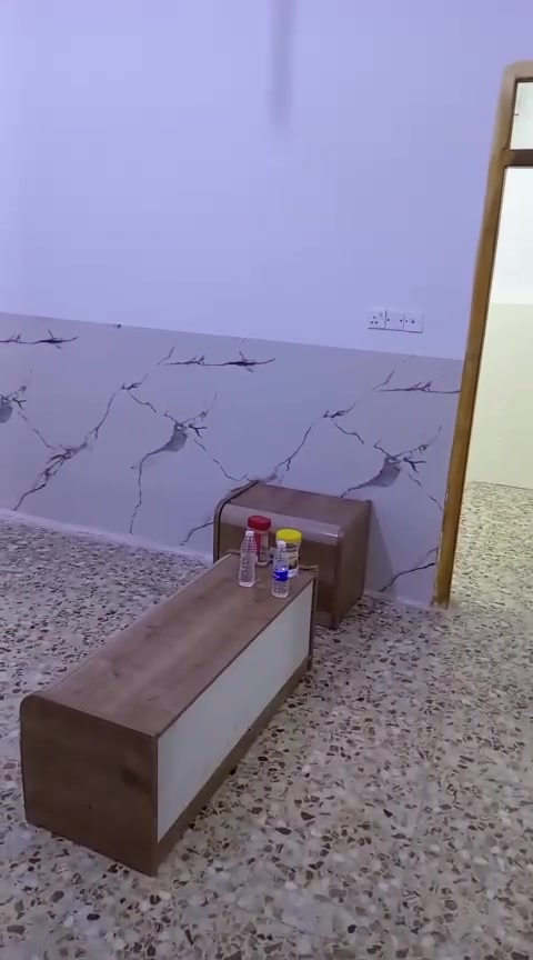 شقه للايجار طابق ارضي مكونة من غرفه استقبال صاله مع ملحقاته بلديات خلف المصرف إيجاره ٣٠٠الف لاتصال ***********مكتب الموسوي للعقار
