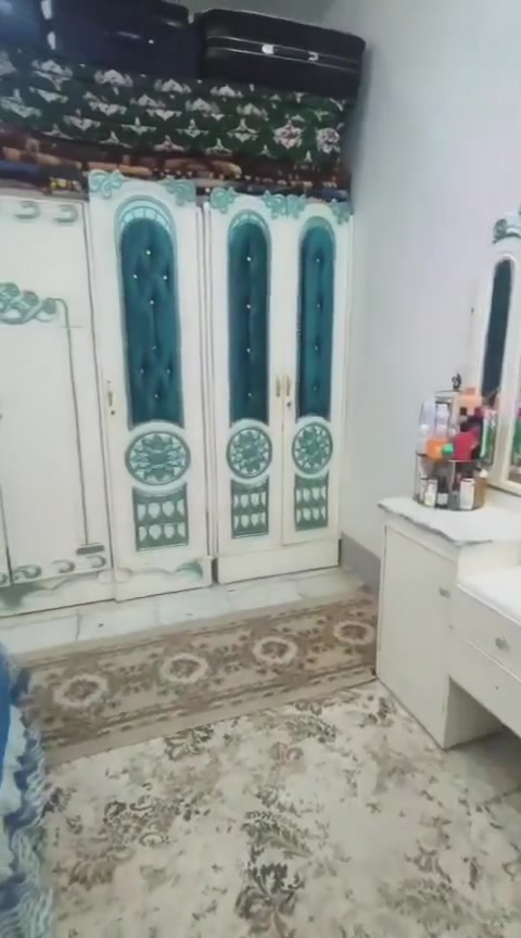 غرفة خشب • نقص ميز • مرايات مكسورة
