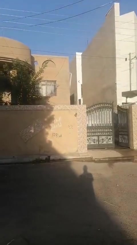 بيت قديم يعتبر قطعة بسعر مناسب 

العنوان الرمادي الزراعه حي الميكانيك 

مساحه 300متر 

وجه 15متر نزال 20متر 

طابو صرف 

شارع 10متر خدمات كاملة تبليط ومجاري 

باقي التفاصيل بل الفيديو 

الاتصال ‏‪***********‬‏

عنوان المكتب الرمادي خلف العاب السندباد
