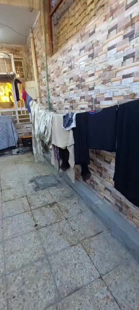 للبيع بيت مرتب في بغداد، مدينة الصدر، حي طارق وسط، مساحته 100 متر. الطابق الأرضي يتكون من استقبال، غرفة نوم، صحيات، ومنور، بينما الطابق العلوي فيه غرفتا نوم. موقع ممتاز جداً، قريب من جميع الخدمات،  وبيه إمكانية 
 هذه تفاصيل بسيطة 
#للاستفسار_الاتصال_على 

***********
***********
