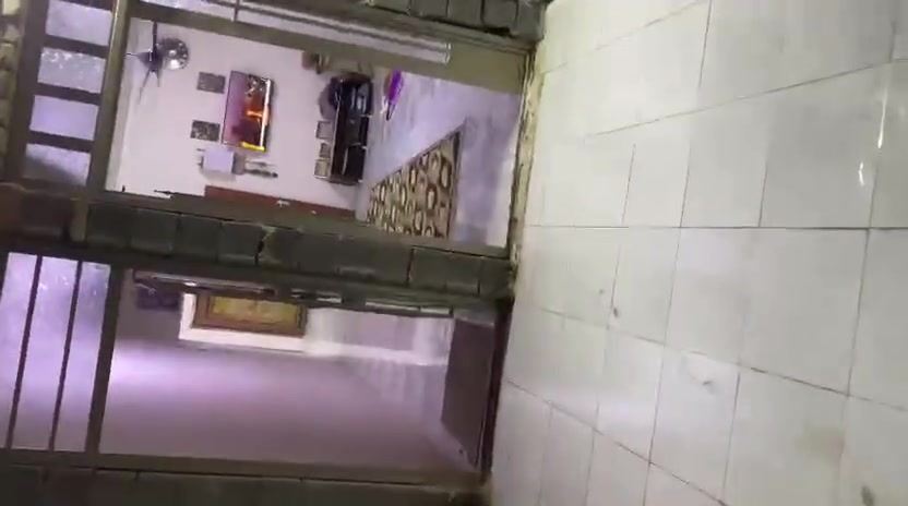 السلام عليكم بيت تجاوز للبيع سعره كلش مناسب
يتكون
غرف 2+كل غرفه بيها حمام وحدها
تواليت رائسي مالبيت
ترك 2
طرمه
حوش
صاله كبيره
مطبخ تركي 
سكف حديد 
بنيان البيت جديد مي مجاري كلشي متوفر  ماصارله 5اشهر 
تواليت خارجيه مال صاله 
بيت نضيف وجاهز 
رقمي بي واتساب +تصال 
***********
