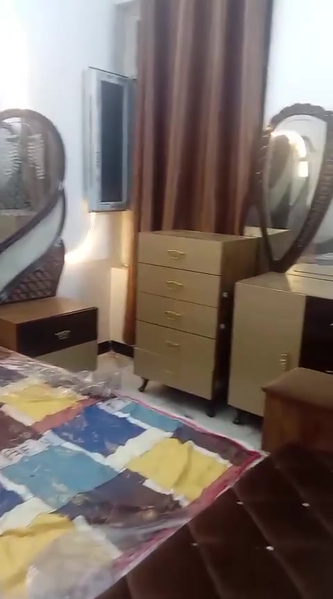 عارضها للبيع 700 عنوان بغداد شعر فوق الشام *********** ***********
