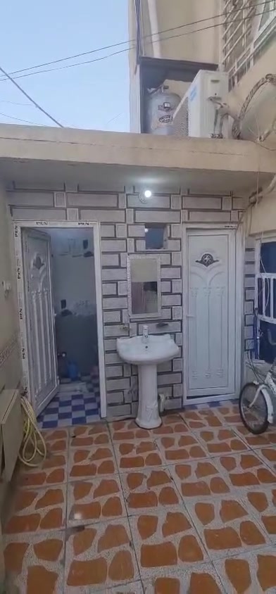 بيت للبيع منطقة ابو رمانه خلف مركز الشرطه المساحه ١٣٠ قاطين الأرضي صحيات حمام خارجي وداخلي واستقبال ومطبخ وصاله وغرفه . والقاط الثاني ٣ غرف . السعر ١١٠ اي استفسار الاتصال على هذا الرقم ***********
