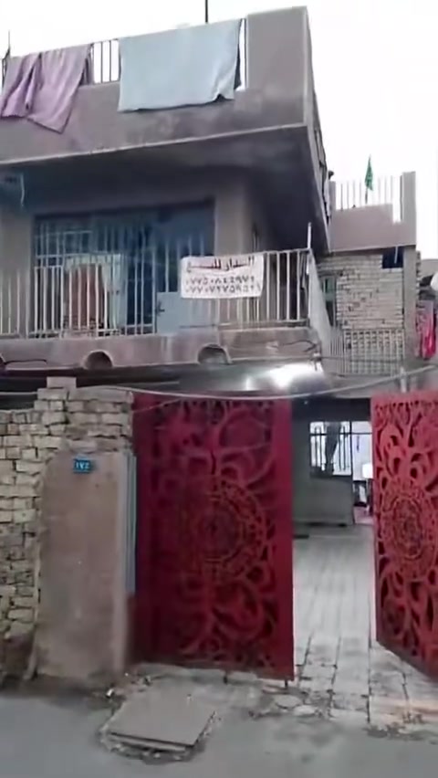 دار للبيع في الشعلة قطاع 11فرع محلات الغراوي اول فرع على اليمين طابقين مسلح يحتوي الطابق الاول استقبال وغرفة نوم ومطبخ وصحيات الطابق الثاني ثلاث غرف نوم وصحيات وبيتونة ***********
سعر بيت 165 وبي مجال
