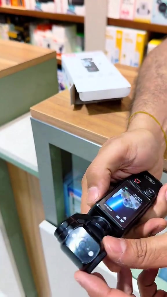 📸 كاميرا XO-ZF05 المحمولة – Portable Action Camera 🔥 استمتع بتوثيق لحظاتك بطريقة احترافية مع كاميرا XO-ZF05 من XO، بتصميم محمول وعملي يناسب التصوير اليومي والرحلات والمغامرات 🎥✨ 🎬 تصوير فيديو بدقة 2.5K HD للحصول على تفاصيل واضحة وجودة ممتازة. 🔄 كاميرا قابلة للدوران 180° لمرونة أكبر في اختيار زاوية التصوير. 🎯 Auto Focus للتركيز التلقائي والحصول على صور وفيديوهات أوضح. 🎙️ مزامنة صوت وفيديو بزمن تأخير منخفض لتجربة تصوير أكثر سلاسة. 🔋 تسجيل فيديو يصل إلى 11 ساعة حسب ظروف الاستخدام. 💰 السعر: 45,000 دينار فقط 🔥 🚚 التوصيل عبر تطبيق الشمس مجاناً 🎁 🚛 التوصيل الاعتيادي 5,000 دينار لجميع محافظات العراق 🇮🇶 📞 للطلب والاستفسار: *********** ⚡ لا تفوّت الفرصة… وثّق لحظاتك بكل وضوح مع XO-ZF05! 📸🔥 #creatorsearchinsights 
