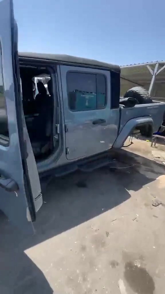 السلام عليكم جيب كلاديتور موديل 24لون بحري محرك 6سلندر 3600بالحره ***********
