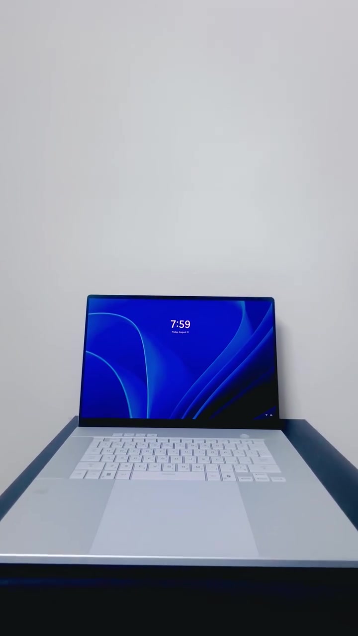 للبيع وحش التصاميم والمونتاج والألعاب: ASUS ROG Zephyrus G16 (2025)
الجهاز نظيف جداً استخدام شهر واحد فقط! مع ضمان وكالة النبع لمدة سنة كاملة 📜.

كارت الشاشة (GPU): NVIDIA® GeForce RTX™ 5090 اللابتوب مع ذاكرة GDDR7 وتقنية Dynamic Boost (أعلى أداء للرندر، الألوان، والـ 3D).
المعالج (CPU): Intel® Core™ Ultra 9 (إصدار 386H / 285H) قوي جداً للبرامج الثقيلة والمعالجة السريعة.
الشاشة: 16 إنش دقة 2.5K (2560 × 1600) OLED ROG Nebula / Nebula HDR وتردد 240Hz مع G-SYNC (ألوان دقيقة 100% ومثالية للمونتاج).
الرام (RAM): يصل لـ 64GB LPDDR5X بسرعة 8533 MHz.
التخزين (SSD): يصل لـ 2TB PCIe® NVMe M.2 SSD.
الاتصال: Wi-Fi 7 و Bluetooth 5.4.
الوزن: خفيف وسهل التنقل (تقريباً 1.85 
كغم).

📌 تفاصيل إضافية:
الحالة: بحالة الزيرو (استخدام شهر واحد فقط).
الضمان: ضمان وكالة النبع سنة كاملة.

مكاني : بغداد
للتواصل: [***********/ الخاص]

