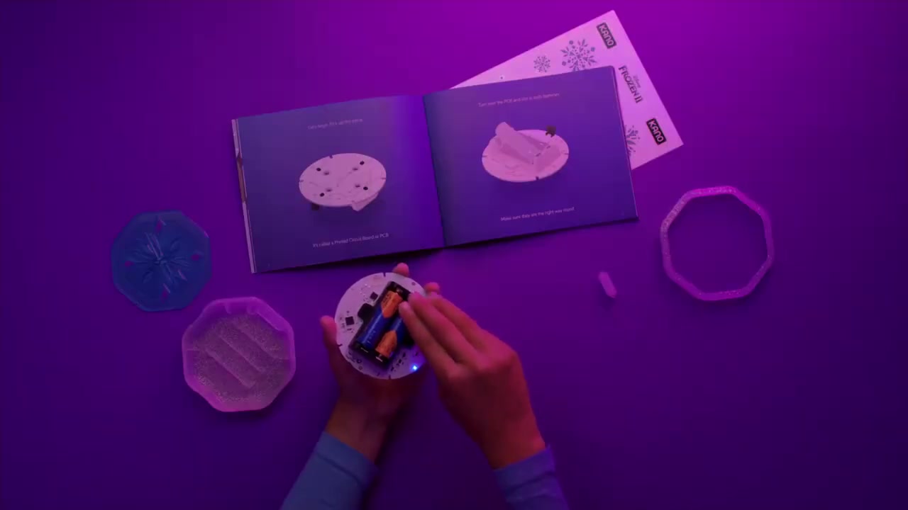 ❄️ لعبة Frozen II التعليمية من Kano ❄️
مو مجرد لعبة! 🎮
هي جهاز تفاعلي يساعد الطفل على تعلم البرمجة بطريقة سهلة وممتعة.
🖐️ شلون تشتغل؟
الطفل يحرك إيده فوق الحساس، والجهاز يترجم حركته إلى أوامر تظهر على الشاشة، ويقدر من خلالها يحرك العناصر ويصنع مؤثرات ومشاريع خاصة بيه.
🚚 يتوفر توصيل لجميع محافظات العراق 5,000 الاف.🤍✨
📍 عنوان المحل: بغداد - الراشدية - حي القدس🤍.
📲 التواصل على الارقام واتس آب أو راسل الصفحة 🤍.
*********** 📞
*********** 📞
 #بغداد #العراق #العاب_اطفال
