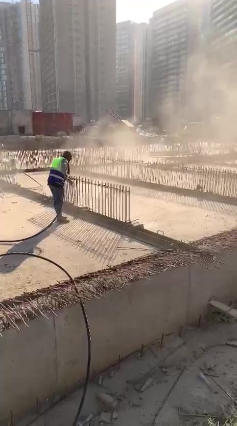 عن مجموعة الناصر
نحن مجموعة الناصر، جهة متخصصة في تنفيذ أعمال التنظيف الشاملة والتجهيز الفني لخزانات المشتقات النفطية (البنزين، الكاز/الديزل، والفيول). نعتمد على كادر فني متخصص ومؤهل للتعامل مع الموقع والمواد البترولية، مدعوماً بـ معدات وتقنيات حديثة تضمن أعلى مستويات السلامة المهنية والكفاءة التشغيلية، مع الالتزام التام بإنجاز الأعمال وفق الجدول الزمني المحدد.
للتواصل والاستفسار 
***********
***********
نطاق العمل والخدمات الفنية
التنظيف والتهيئة:
سحب وتفريغ الرواسب والمخلفات الثقيلة (Sludge) من أرضيات الخزانات باستخدام معدات شفط مخصصة.
تنظيف وتطهير الجدران والأرضيات الداخلية من الأطيان والرواسب الكربونية والكبريتية.
التجهيز والمعالجة:
إعداد الخزانات وتجهيز أسطحها الداخلية لتكون جاهزة تماماً لأعمال الفحص الهندسي، العصف الرملي (Sandblasting)، والطلاء المانع للتآكل.
تهوية الخزانات وقياس نسبة الغازات لضمان بيئة عمل آمنة ومطابقة لمعايير السلامة قبل الدخول.
مقومات القوة والتميز
👷‍♂️ كادر متخصص: فريق عمل ذو خبرة عالية ومؤهل للعمل في البيئات الخطرة والمناطق المغلقة (Confined Spaces).
🛠️ معدات حديثة: استخدام مضخات، معدات ضغط عالية، وأجهزة شفط متطورة لضمان إزالة الترسبات بدقة وسرعة.
🛡️ معايير أمان عالية: تطبيق صارم لإجراءات السلامة والصحة المهنية (HSE) أثناء ومابعد عمليات التنظيف.

للتواصل والاستفسار 
***********
***********
