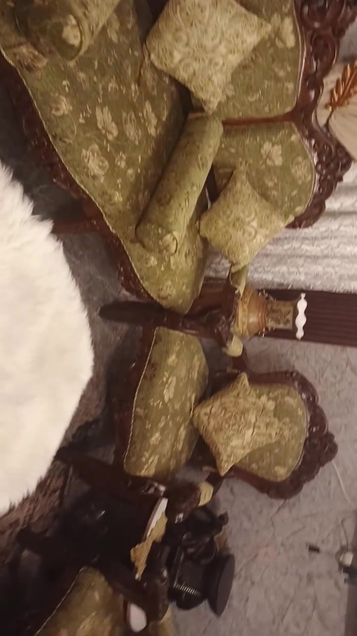 تخم قنفات اثنين ثلاثي واربع كراسي خشب تحفير اخو الجديد استعمال قليل مابيه اي ضرر وميز وسطي واربع طبلات مرمر مع تيبلام  بغداد ***********
