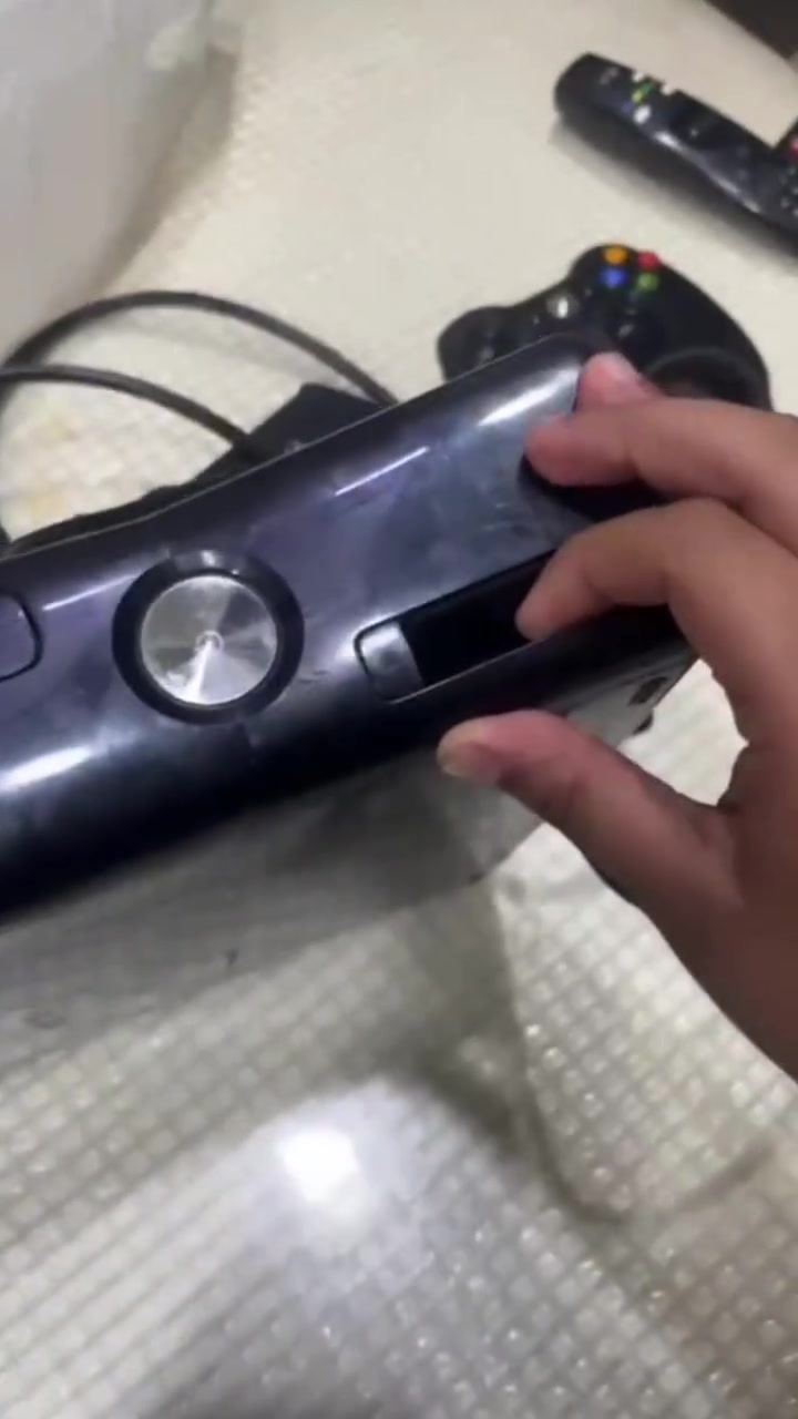 اكس بوكس 360 للبيع نضافته كدام عينك  مهكر بي جميع الا لعاب ويا 3 يدات 
سعره 120
الرقم ***********
