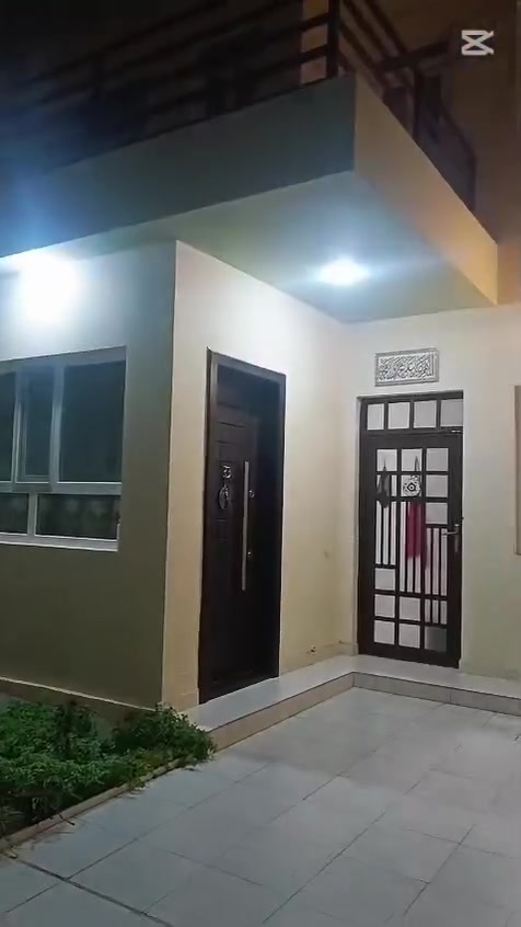 بيت طابقين مساحة 160متر للبيع في مجمع المرتضى السكني 
الطابق الاول 
استقبال وصاله وغرفة نوم جوه ومطبخ وصحيات وحديقة 

الطابق الثاني 

غرفتين نوم وصحيات وسطحين 

السعر 130 مليون وبي مجال 

مطلوب للمصرف العقاري 100 مليون لمدة 20 سنة على  المشتري  أن يدفع كل شهر 530 الف دينار 
 يحضر كفيل 

للاتصال على الارقام التاليه أو زيارة مكتب طريق النور للعقار الكائن في حي الانصار مقابل حي القدس قرب صيدلية الراية 
***********

***********

ابو زينب للعقار
