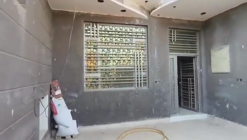 ***********
بيت مساحة ٢٠٠ حي الصحه شغل درجه أولى القاط الاول إستقبال كبير وغرفتين وصاله ومطبخ حار وبارد وصحيات داخليه وخارجيه ومناور ٢
القاط الثاني غرفتين وصاله وصحيات 
البيتونه على كد الصاله يعني مخزن 
نقصه الكهربائيات سنه البناء ٢٠٢٥
