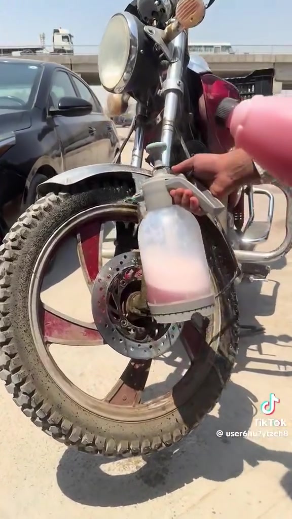 متوفر منظف ابو وردة. منظف عام يشتغل جوگر  للكشر مال سيارة و المحركات ودواخل السيارة سعر القطعة 15 الف قطعتين 25 الف.  الحسينية قرب فلكة ابو سمير وايضآ. متوفر مقابل اسواق علوش للاستفسار التواصل واتساب او اتصال ***********.
