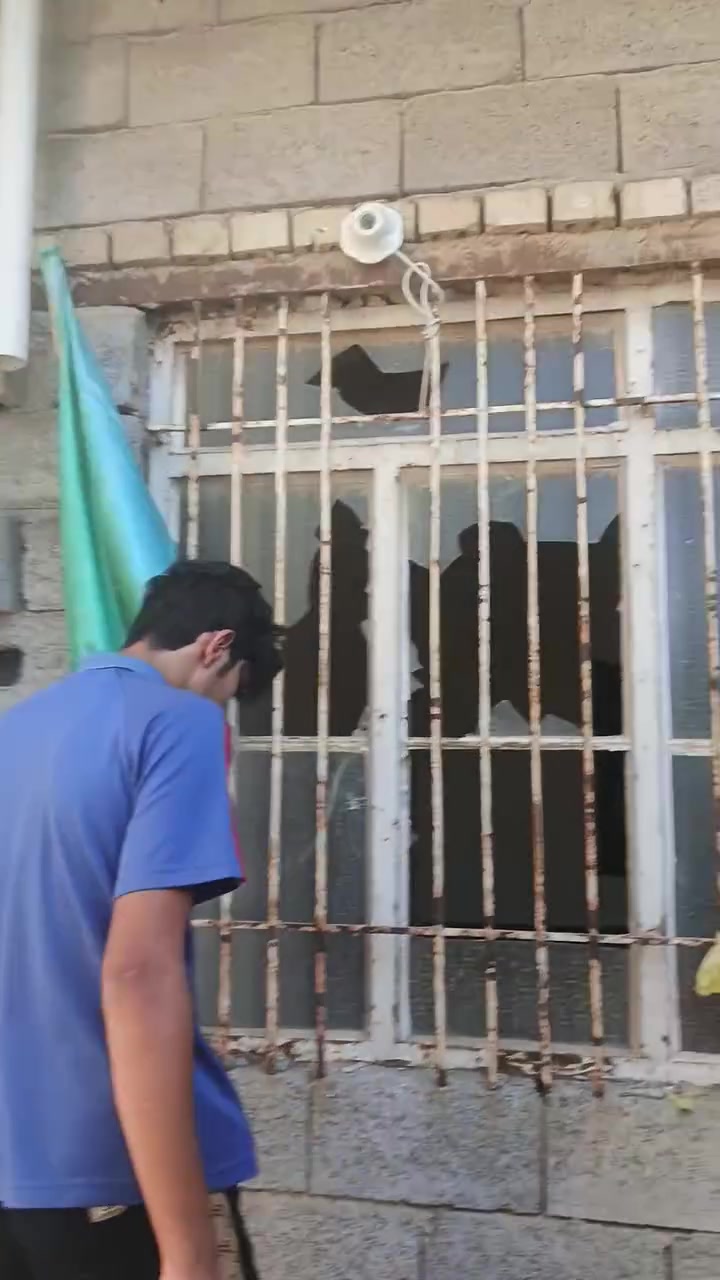 سلام عليكم بيت للبيع
مكان سبع قصور شارع المشروع البيت مساحته١٩٠ 
البيت بابين باب ع فرع وباب ع سده إلي كصوها سده راح يوصل تبليط للبيت ويعبره للاخير ول فرع راح يوصله المقرنص رقمي ***********
