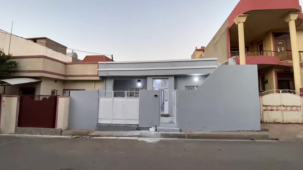 ‎خانــــــــــــــووبۆفرۆشـــــــــتن
‎ـــــــــــــــــــــــــــ.پارێزگای هەڵەبجە    
‎کۆد//34
‎ڕووبەرەکەی//150
گەڕەک//فەرمان بەران…نزیک…باخچەی شنە….ڕوو بە قیبلە
‎نرخی..زۆرگونجاوە 
‎بۆزانینی..نرخ..خاڵێک..دابنێ
‎ژ..م..
***********
***********
***********
