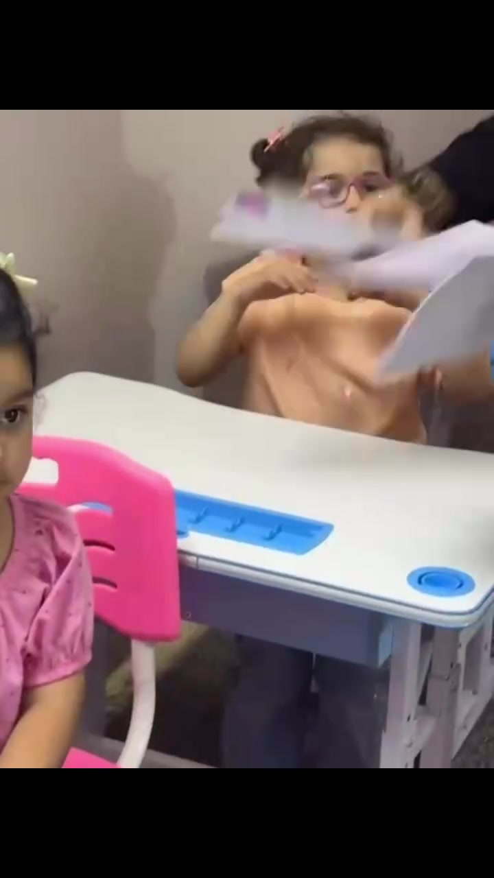 نقوّي أيدينا لنكتب أجمل!
نشاط ممتع لتنمية عضلات اليد وتعزيز مهارات الكتابة لدى براعمنا 🌸💪
في  #روضة_وحضانة_براعم الذكاء.. نتعلم ونستمتع معًا
