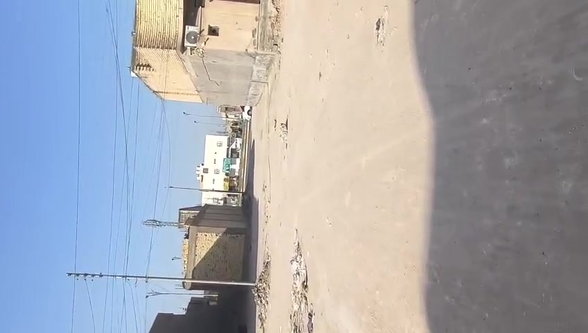 سلام عليكم دار للبيع مساحه الدار ٢٠٠ متر طابقين الطابق الارضي متكون من غرف عدد ٢ +مطبخ كبير حر وبارد+صحيات ٢ داخليه واحد خارجي +إستقبال ومفتوح على الصاله +كنيدور يم الاستقبال +مناورعدد٢ واحد كبير والثاني صغير +طارمه) الطابق الثاني متكون من غرف عدد ٣  اسويتات +مطبخ كبير +صاله +بيتونه كبيره) ويكون قريب عن الشارع العام مكانه كربلاء حي الإطارات الشارع ٦٠ الفاصل بين الوفاء والاطارات والشراي يتصل على هذا رقم (***********)
