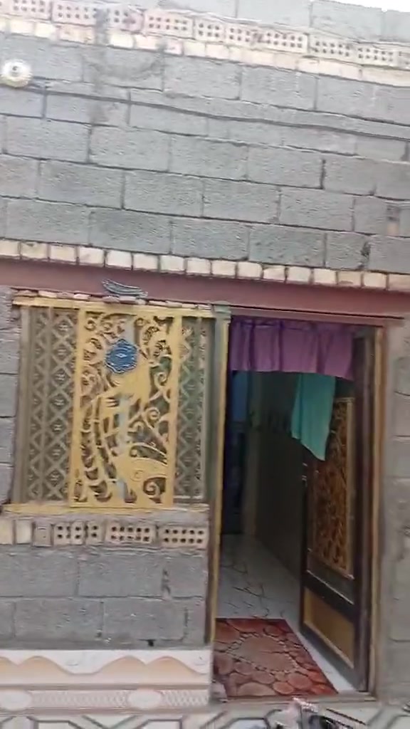 دار للبيع بالشبانات
الدار للبيع المساحه الكليه. 407.متر تحتوي على دار بمساحه 180.متر. 

بناء حديث البناء بلوك السقف عكاده... 
خدمات.. ماء مجاري خط مولده مدارس واسواق قريبه. 

الدار ركن.. عرض الشارع 9متر... 
جنس الارض 117مشمول بقرار التمليك.. 

الشبانات البزل الثالث قرب دار الايتام.. او حولي ابو مهدي المهندس.. سعر 125 وقابل للتفاوض 

الاستفسار.. *********** واتساب فقط أو خاص --..
