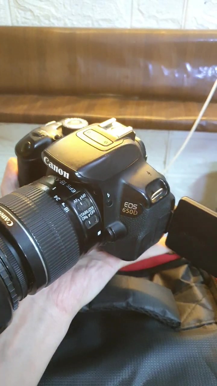 كانون  d650 شاشة قلاب لمس
تقصد كانون 650D لو 600D؟ وإذا أكو رقم موديل أدق اكتبّه حتى يكون الإعلان واضح.: 
كانون d650
تريد تكتب حالة الكاميرا شلون؟ بيها خدوش/كسر/مشكلة بالشاشة القلاب اللمس لو شغالة تمام؟: 
بحالة الوكالة نظافة 100%
وياها شنو موجود بالضبط: عدسة، بطارية، شاحن، كارت ميموري، أو بس جسم الكاميرا؟: 
كامل ملحقات 
وين موقعك بالعراق حتى أذكر مكان الاستلام/التسليم بالإعلان؟: 
بغداد تاجي يوجد توصيل