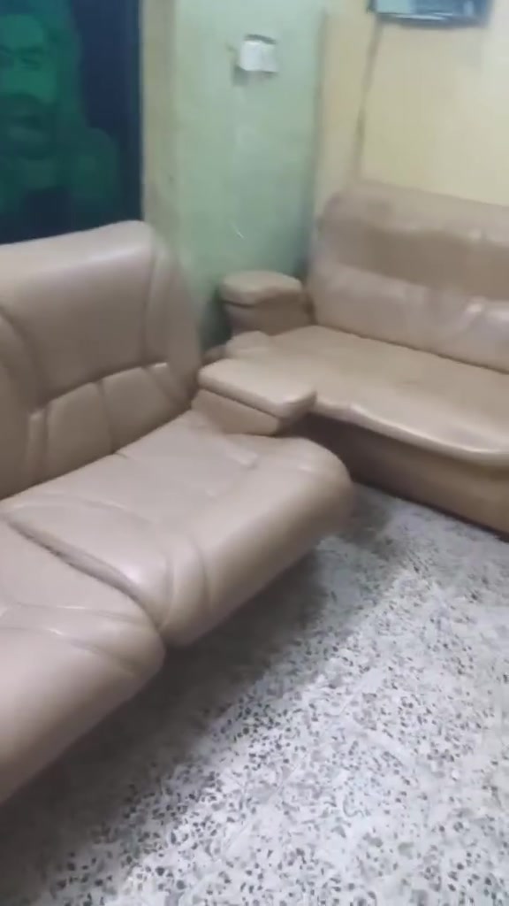 جلد • ١٠ مقاعد • نضيف جدا