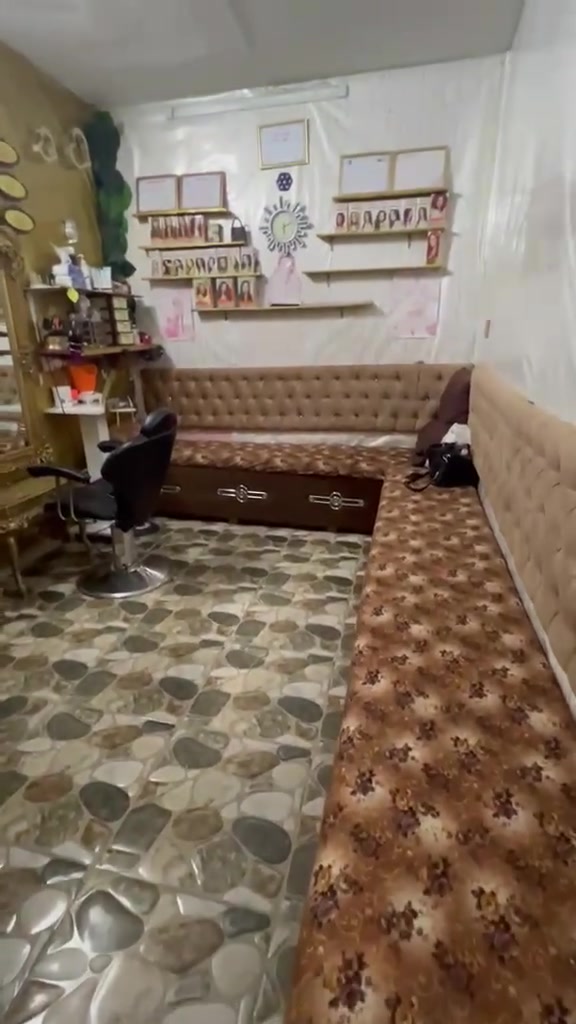 بموسم العيد تطلع سعرره وزياده 🔥🔥
صالون للبيع الموقع ممتاز حي عدن شارع التنانير وايجار المحل مع المولده فقط. 85.  الف . سعره فقط 3 مليون مع سبلت واغراض كامله وديكور واجهزه كهربائيه وكراسي عدد 2 وايضا سرقفيله المحل 
للاستفسار المراسله خاص او اتصال عل الرقم ***********
***********
