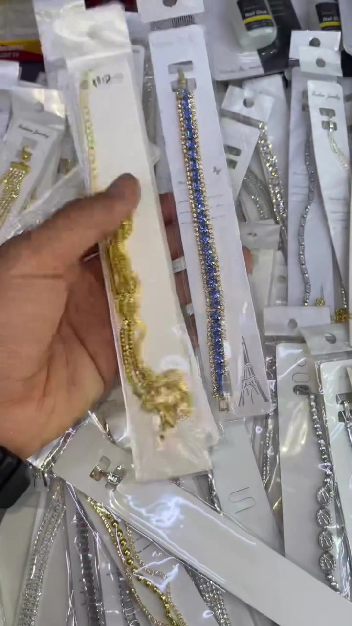 شلعة سوار كريستال نسائي موديلات تخبل بسعر كلش مناسب القطعة ب الف دينار نهايتهن اليريدهن يراسلني واتساب. ***********
